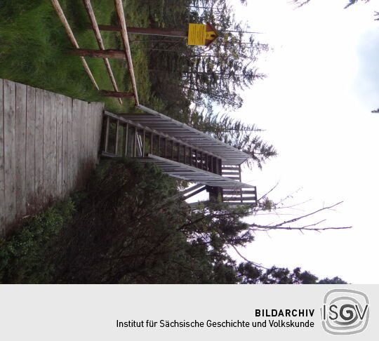 Das Aussichtsgerüst im Kleinen Kranichsee bei Johanngeorgenstadt.