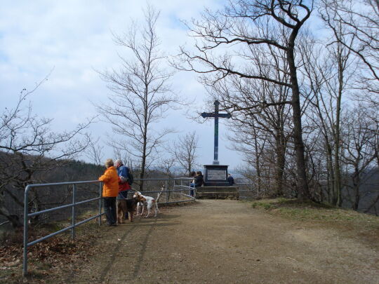 Das Aussichtsplateau Harrasfelsen mit Körnerkreuz bei Frankenberg.