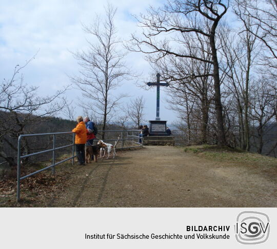 Das Aussichtsplateau Harrasfelsen mit Körnerkreuz bei Frankenberg.