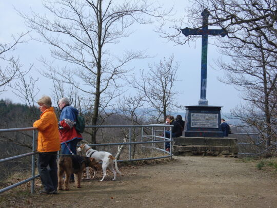 Das Aussichtsplateau Harrasfelsen mit Körnerkreuz bei Frankenberg.
