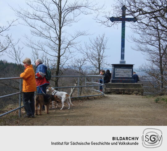 Das Aussichtsplateau Harrasfelsen mit Körnerkreuz bei Frankenberg.