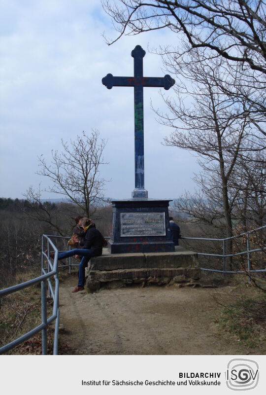 Das Aussichtsplateau Harrasfelsen mit Körnerkreuz bei Frankenberg.