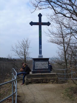 Bild: Das Aussichtsplateau Harrasfelsen mit Körnerkreuz bei Frankenberg.