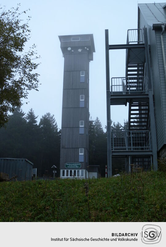 Der sogenannte Wanderaussichtsturm auf dem Aschberg bei Klingenthal.