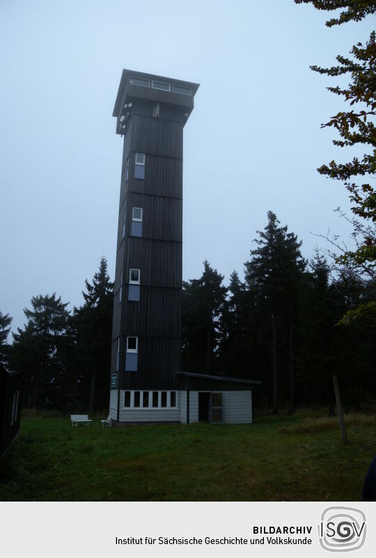 Der sogenannte Wanderaussichtsturm auf dem Aschberg bei Klingenthal.
