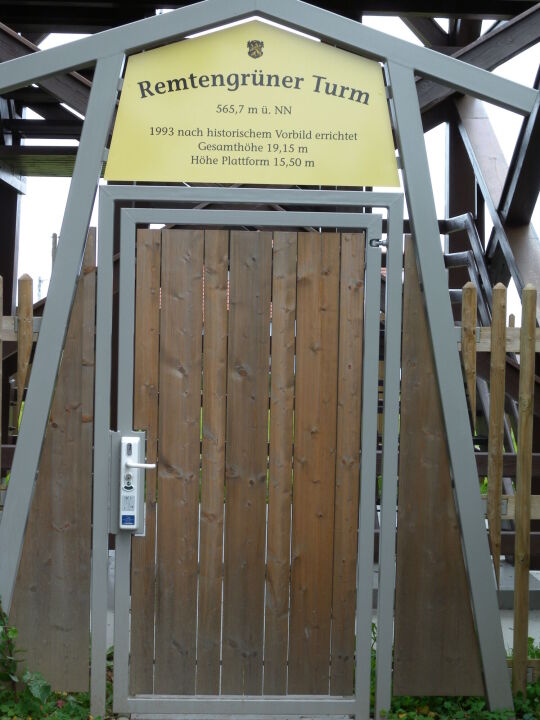 Die Zugangstür zum Aussichtsturm auf der Remtengrüner Höhe in Adorf-Remtengrün mit Münzschloss.