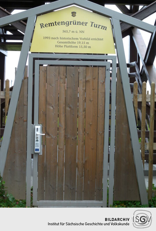 Die Zugangstür zum Aussichtsturm auf der Remtengrüner Höhe in Adorf-Remtengrün mit Münzschloss.