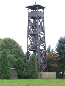 Der Aussichtsturm auf der Remtengrüner Höhe in Adorf-Remtengrün.