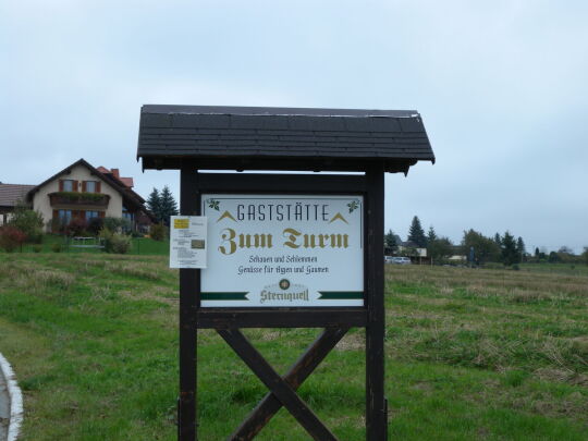 Werbetafel für die Gaststätte am Aussichtsturm auf der Remtengrüner Höhe in Adorf-Remtengrün.