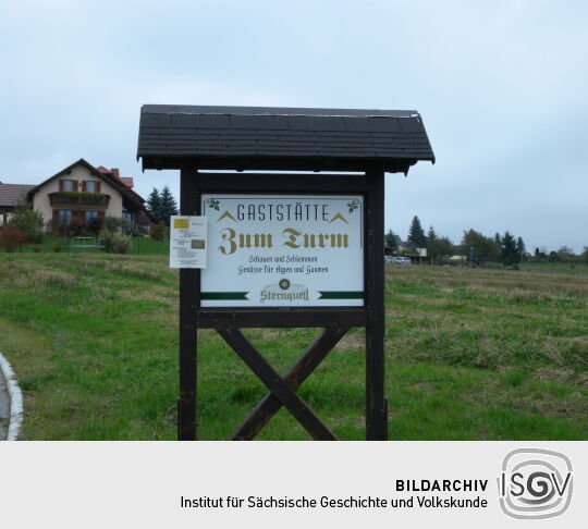 Werbetafel für die Gaststätte am Aussichtsturm auf der Remtengrüner Höhe in Adorf-Remtengrün.