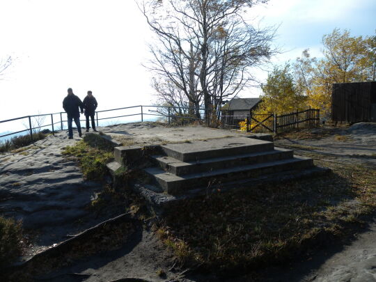 Das Fundament des ehemaligen Aussichtsturms auf dem Papststein bei Gohrisch-Papstdorf.