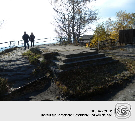 Das Fundament des ehemaligen Aussichtsturms auf dem Papststein bei Gohrisch-Papstdorf.