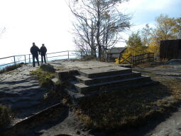 Das Fundament des ehemaligen Aussichtsturms auf dem Papststein bei Gohrisch-Papstdorf.