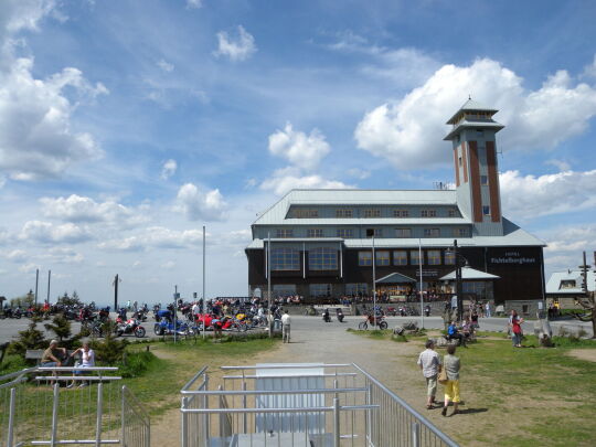 Der Aussichtsturm mit Gaststätte und Hotel auf dem Fichtelberg bei Oberwiesenthal.