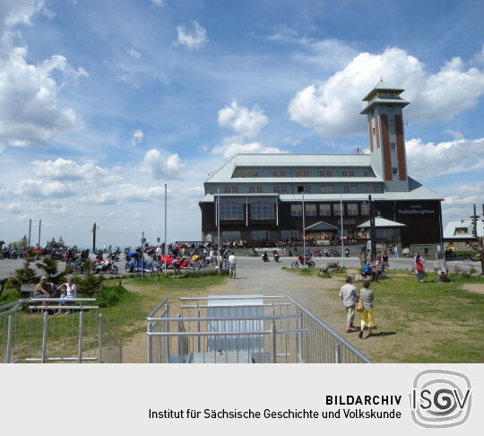 Der Aussichtsturm mit Gaststätte und Hotel auf dem Fichtelberg bei Oberwiesenthal.