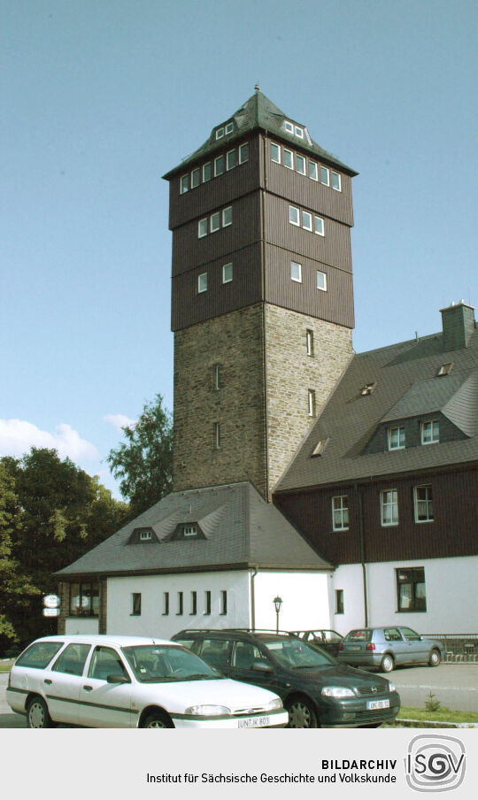 Der Aussichtsturm des Berghauses auf dem Bärenstein im Erzgebirge.