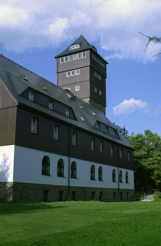 Das Berghaus auf dem Bärenstein im Erzgebirge - mit Hotel, Gaststätte und Aussichtsturm.