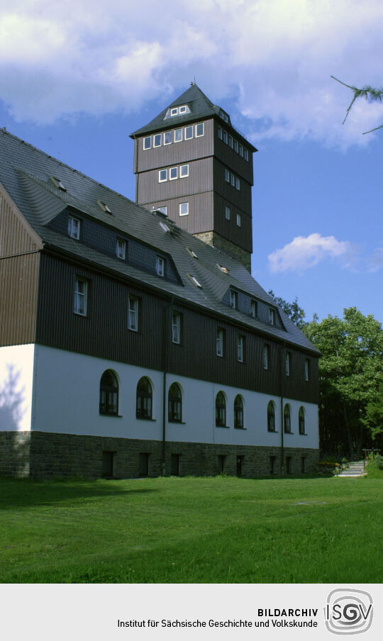 Das Berghaus auf dem Bärenstein im Erzgebirge - mit Hotel, Gaststätte und Aussichtsturm.