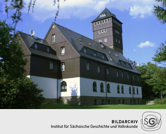 Das Berghaus auf dem Bärenstein im Erzgebirge - mit Hotel, Gaststätte und Aussichtsturm.