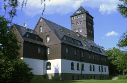 Das Berghaus auf dem Bärenstein im Erzgebirge - mit Hotel, Gaststätte und Aussichtsturm.