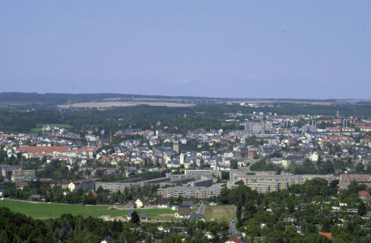 Der Blick vom Aussichtsturm auf dem Bärenstein auf die Stadt Plauen im Vogtland.