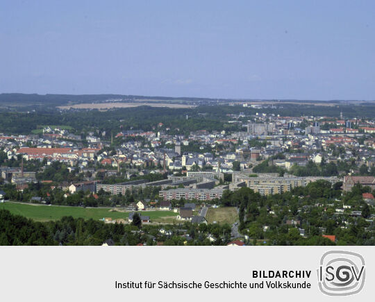 Der Blick vom Aussichtsturm auf dem Bärenstein auf die Stadt Plauen im Vogtland.