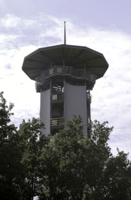 Der Aussichtsturm auf dem Bärenstein in Plauen im Vogtland.