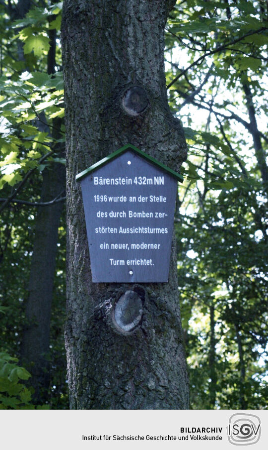 Informationstafel zur Geschichte des Aussichtsturms auf dem Bärenstein in Plauen im Vogtland.