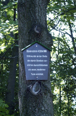 Informationstafel zur Geschichte des Aussichtsturms auf dem Bärenstein in Plauen im Vogtland.