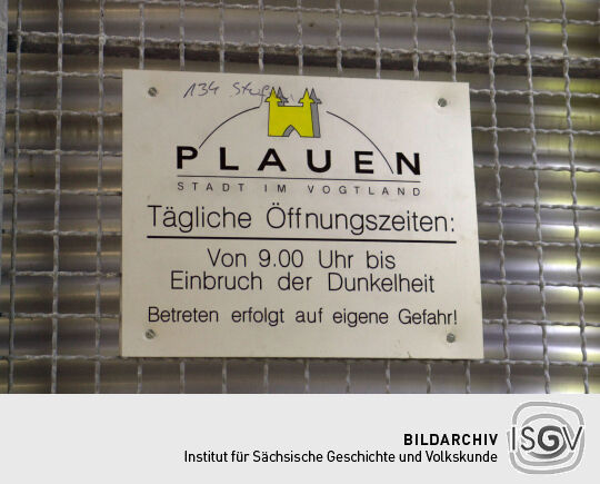 Informationstafel zu den Öffnungszeiten des Aussichtsturms auf dem Bärenstein in Plauen im Vogtland.