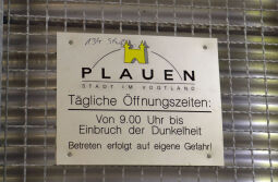 Informationstafel zu den Öffnungszeiten des Aussichtsturms auf dem Bärenstein in Plauen im Vogtland.