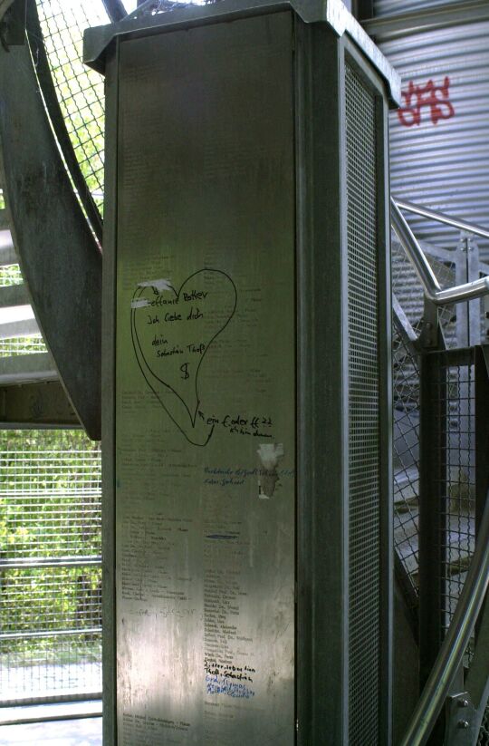Beschmierungen im Aussichtsturm auf dem Bärenstein in Plauen im Vogtland.