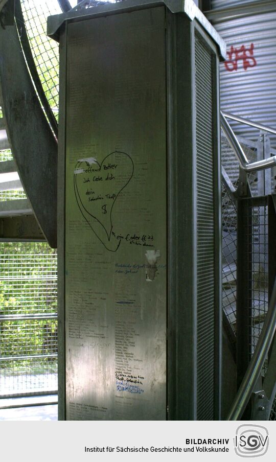 Beschmierungen im Aussichtsturm auf dem Bärenstein in Plauen im Vogtland.