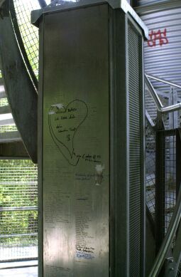 Beschmierungen im Aussichtsturm auf dem Bärenstein in Plauen im Vogtland.