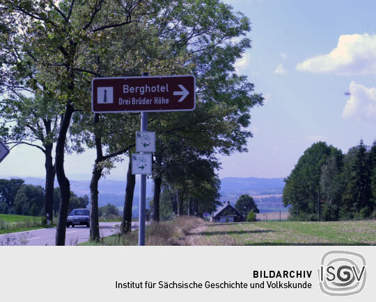 Hinweisschild an der B 171 zur Auffahrt auf die Drei Brüder Höhe bei Marienberg.