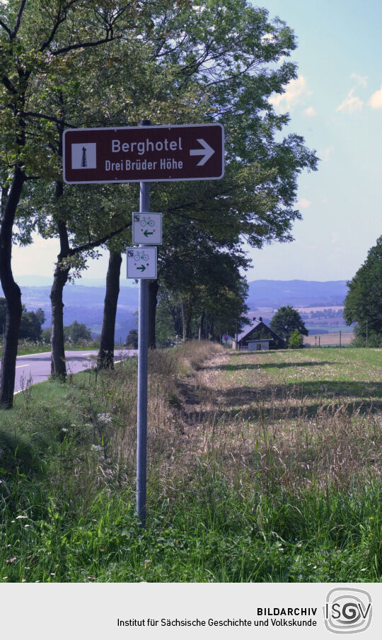 Hinweisschild an der B 171 zur Auffahrt auf die Drei Brüder Höhe bei Marienberg.