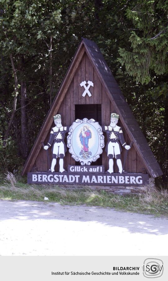 Willkommensschild an der B 171 zur Auffahrt auf die Drei Brüder Höhe bei Marienberg.