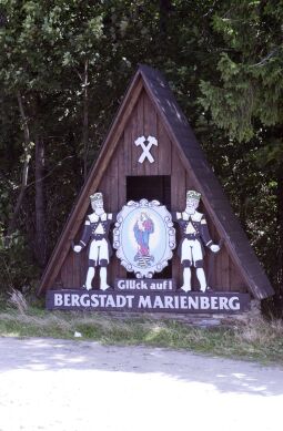 Willkommensschild an der B 171 zur Auffahrt auf die Drei Brüder Höhe bei Marienberg.