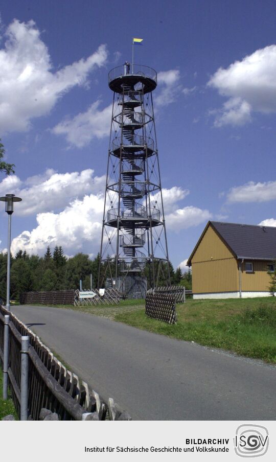 Der Aussichtsturm auf der Drei Brüder Höhe bei Marienberg.