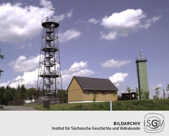 Der Aussichtsturm auf der Drei Brüder Höhe bei Marienberg.