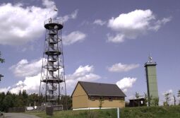 Der Aussichtsturm auf der Drei Brüder Höhe bei Marienberg.