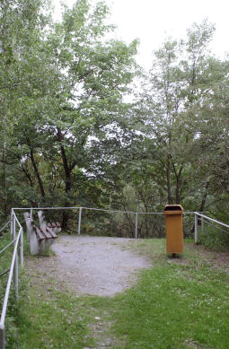 Zugewachsene Aussichtsplattform am Alten Wall auf dem Eisenberg bei Pöhl.