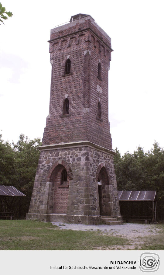 Der Mosenturm auf dem Eisenberg bei Pöhl.