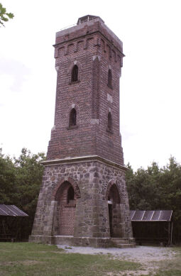Der Mosenturm auf dem Eisenberg bei Pöhl.