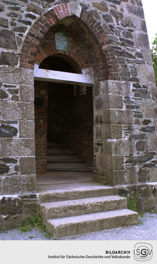 Der Eingang am Mosenturm auf dem Eisenberg bei Pöhl.