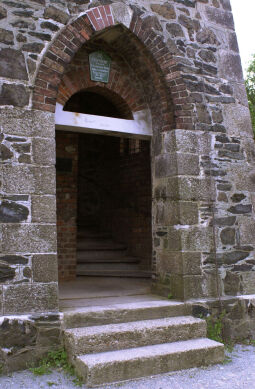 Der Eingang am Mosenturm auf dem Eisenberg bei Pöhl.