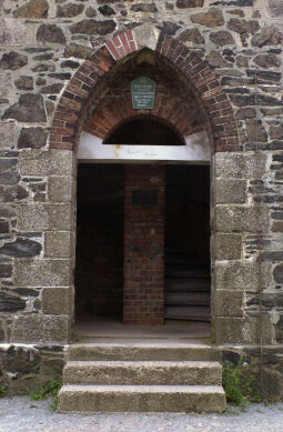 Der Eingang am Mosenturm auf dem Eisenberg bei Pöhl.