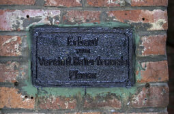 Inschrift am Eingang zum Mosenturm auf dem Eisenberg bei Pöhl.