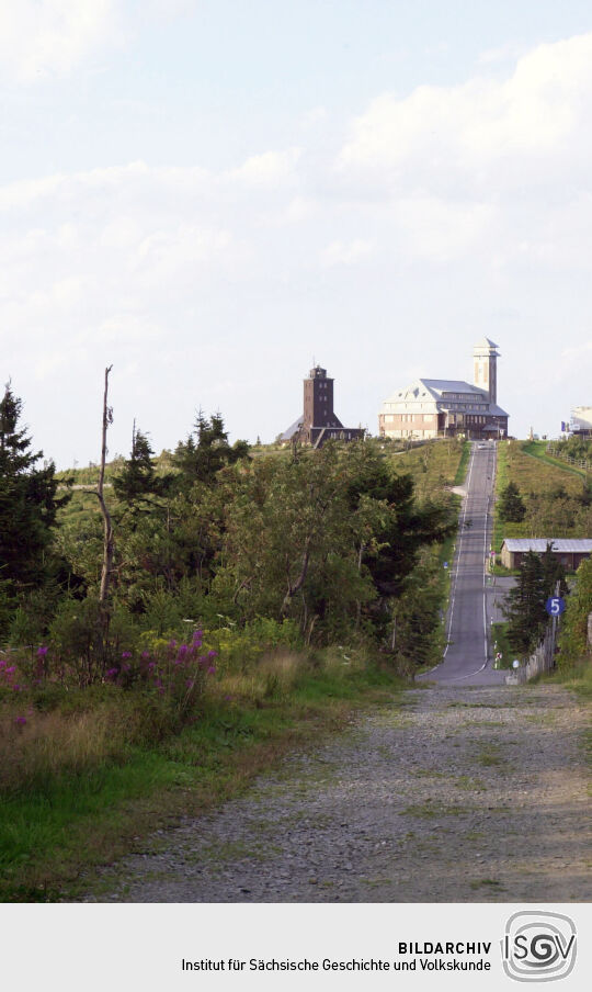 Die Wetterwarte und das Fichtelberghaus auf dem Fichtelberg.