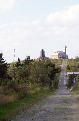 Die Wetterwarte und das Fichtelberghaus auf dem Fichtelberg.